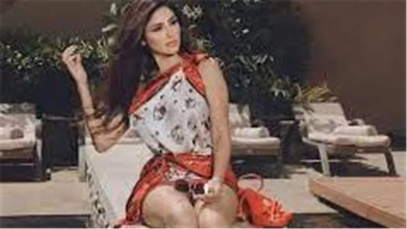 فستان مكشوف ومجوهرات صاخبة.. إطلالة جريئة جديدة للفنانة مي عمر | شاهد