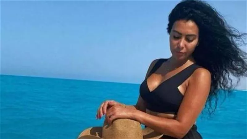  تصميم غريب.. ميريهان حسين تستعرض جمالها بفيديو جديد | شاهد