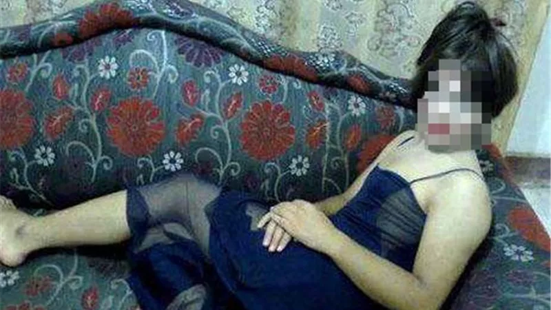 سقط في قبضة مباحث الآداب.. إسلام يعرض نفسه على فيسبوك بملابس حريمي مثيرة