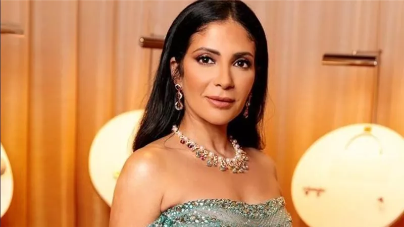 سعر خرافي وصادم.. فستان منى زكي يثير جدل الجمهور بالسوشيال ميديا | شاهد