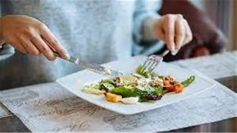 تظهر أثناء تناول الطعام.. 3 أعراض تشير إلى إصابتك بسرطان خطير