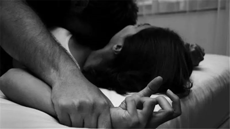 قفشتني مع بنتها في الشقة ودخلوا ضربوني.. طالب يحرر بلاغ ضد سيدة وزوجها بالدقهلية