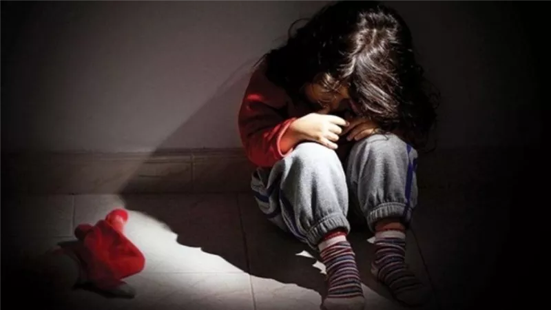  وصلة تعذيب وكي بالنار.. أب يعذب طفلته حتى الموت بالمطرية