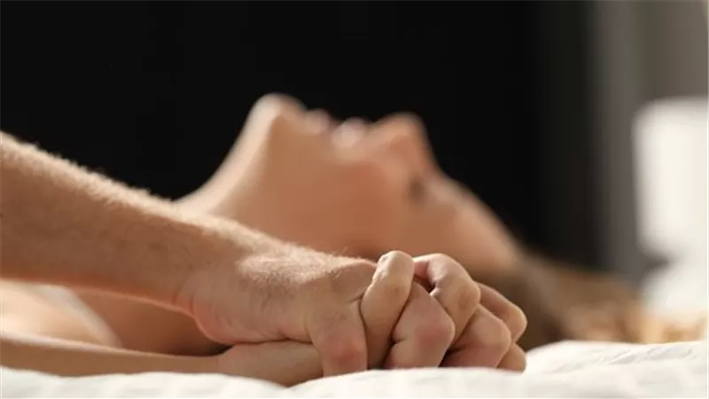 كأنه جايبني من الشارع.. هدير تطلب الطلاق للضرر: زوجي سادي وبيربطني