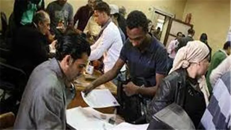 لموظفي الدولة.. شروط جديدة للعمل 3 أيام أسبوعيا 