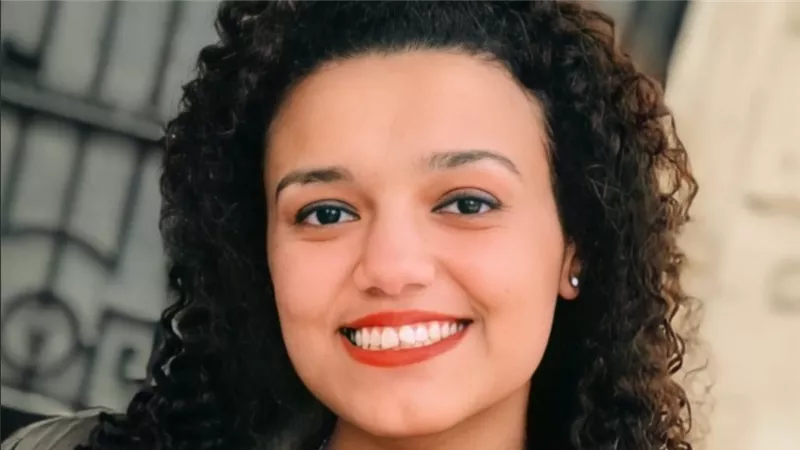 حافلة بحكايات حميمة ولمحات ذكية عن سوسيولوجيا الناس.. رنا حسان سعيدة بالإقبال على روايتها باللغة الإنجليزية