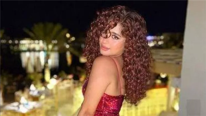 شعر مبلل.. مايان السيد بملامح مختلفة تثير الجدل من جديد | شاهد
