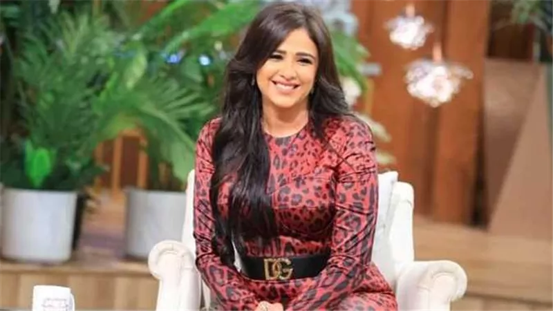 ملامح حزينة.. ياسمين عبدالعزيز تثير ضجة في أول عُمرة بعد الطلاق | شاهد