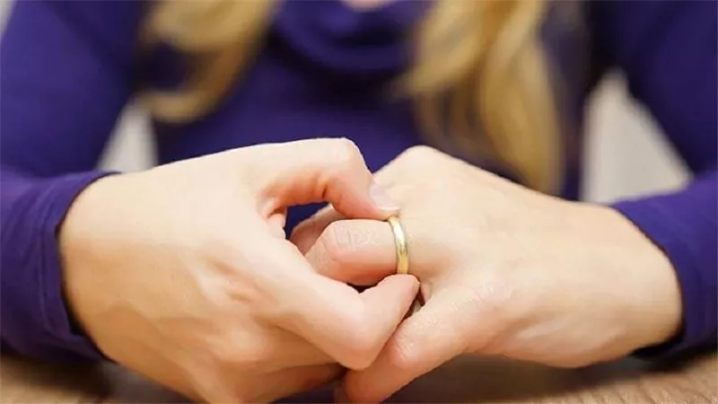 بيحب واحدة غيري وبيغنلها في الحمام.. شيرين تطلب خلع زوجها في محكمة الأسرة