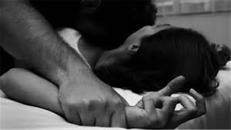 شوفت عشيقها خارج من الشقة.. تعدي وحشي من رجل على زوجة شقيقه