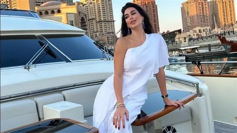 بالأحمر الجريء.. إطلالة مثيرة جديدة للفنانة ياسمين صبري | شاهد