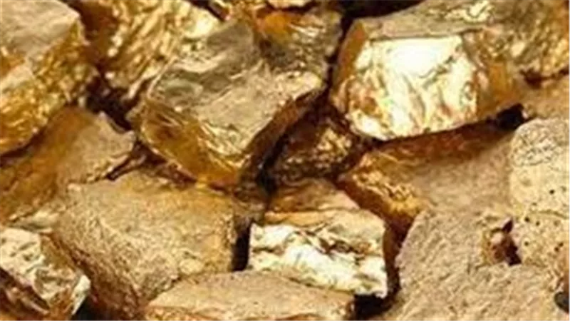 مافيا الذهب.. ضبط عصابة تجمع خام المعدن الأصفر من التنقيب غير الشرعي وسبكه لإعادة تصريفه