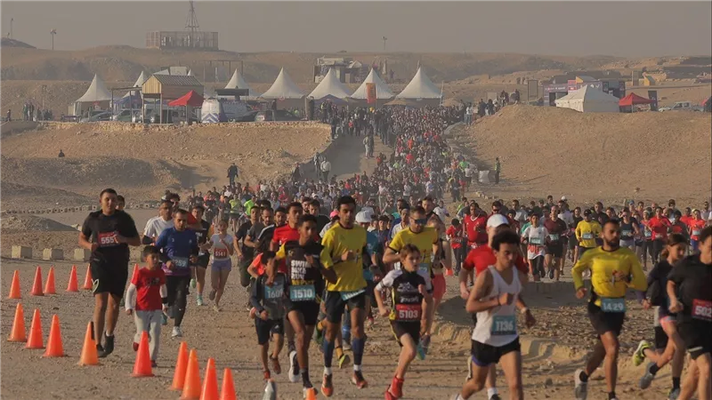 بمشاركة أكثر من 1500 متسابق من 50 جنسية مختلفة..وزير الشباب والرياضة يعطي إشارة البدء للنسخة الثالثة من سباق هرم سقارة