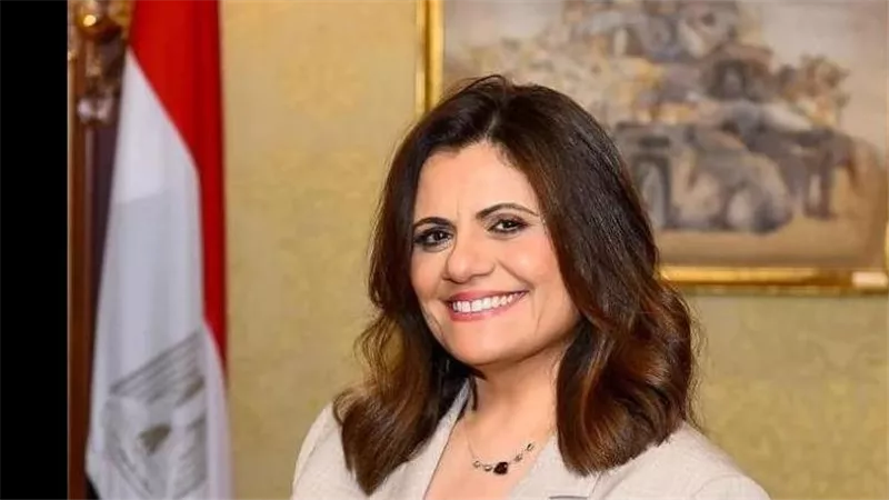 الهجرة تكشف حقيقة تحويل 20% من رواتب المصريين بالخارج وموقف أزمة جوازات الكويت