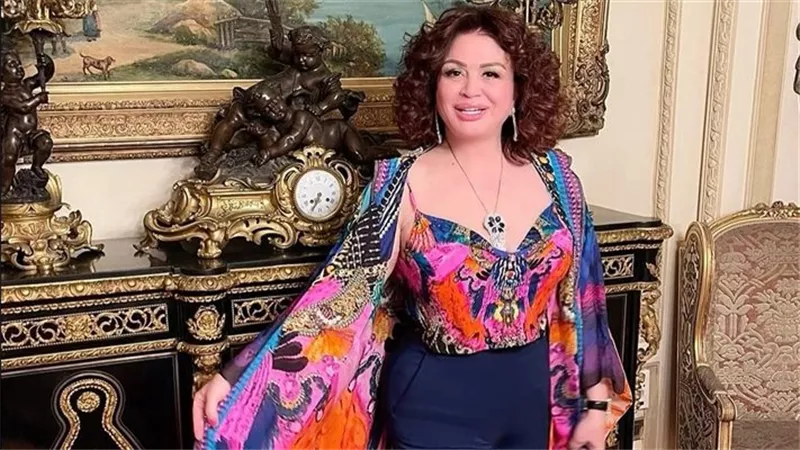 فستان جريء.. إلهام شاهين تثير الجدل بهذه الإطلالة | شاهد