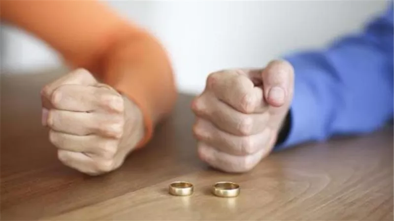عاطل عايش على معاش أبويا.. نعمة تطلب خلع زوجها في محكمة الأسرة 