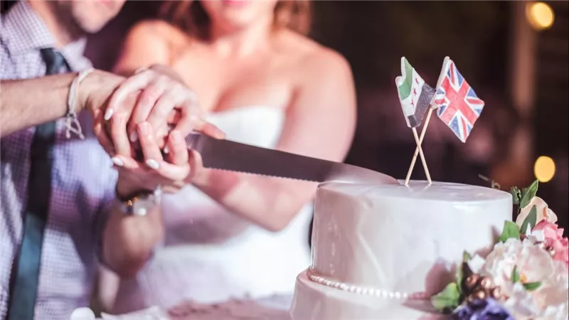 ما القصة؟.. سيدة تفسد حفل زفاف شقيقها بهذه الطريقة ورد فعل صادم من العروس | شاهد 