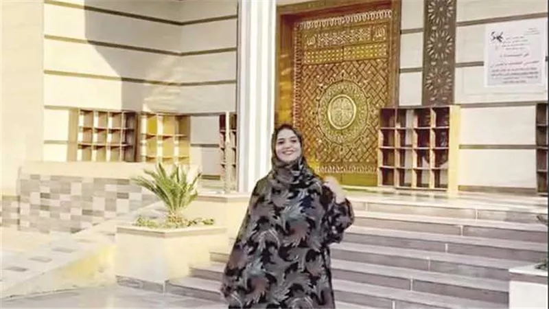 ما القصة؟.. فوتوسيشن عبايات حريمي على سلالم مسجد في بني سويف يثير الغضب | شاهد