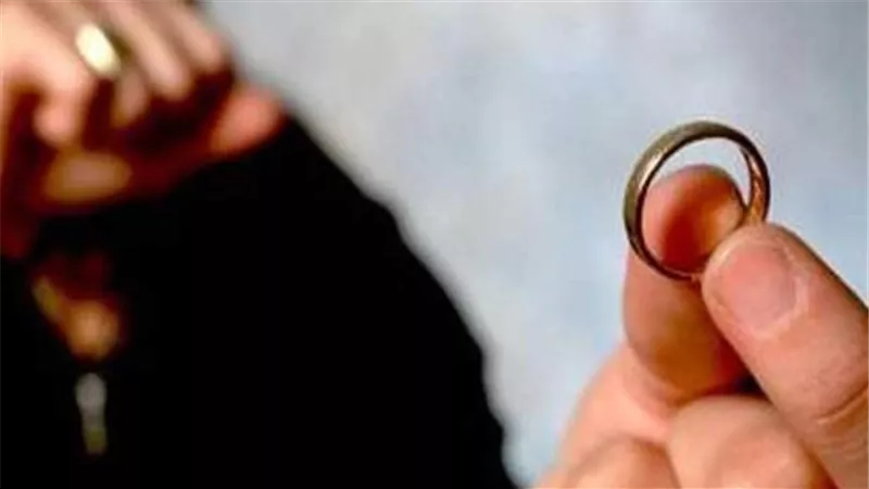 بيطفي نور الشقة كلها واحنا مع بعض.. جميلة تطلب خلع زوجها في محكمة الأسرة 