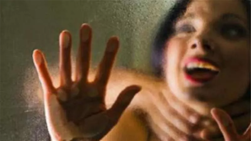 أبوس رجلك يا ابراهيم.. شاب يختطف فتاة ويصورها عارية في بورسعيد