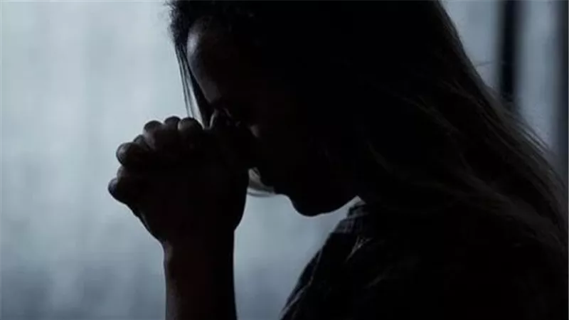 مدمن مواقع وفيديوهات مخلة.. زوجة تطلب الخلع من زوجها في محكمة الأسرة