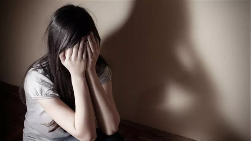 عاشرني أكثر من مرة بعد وفاة أمي.. تفاصيل مثيرة في اتهام فتاة لوالدها بالاعتداء جنسيا عليها بالمنصورة