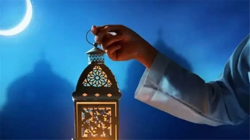في أول الأذان أم ننتظر الشهادة.. متى نمتنع عن الأكل والشرب على السحور؟