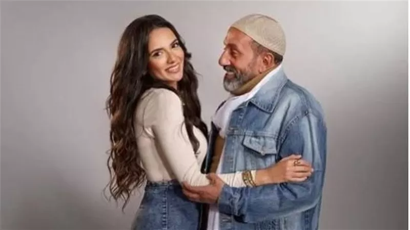 بأحضان والدها.. ابنة أحمد صيام تشعل السوشيال ميديا بهذه الإطلالة | شاهد