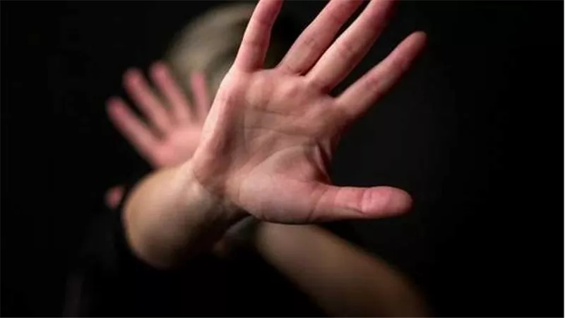 تفاصيل مثيرة في اتهام فتاة موظفًا بشركة اتصالات شهيرة بابتزازها بصورها الخاصة
