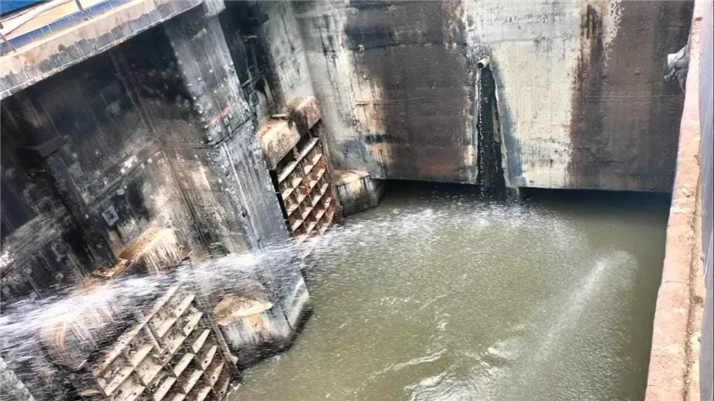 تحطيم نوافذ وأعمدة دخان.. اللقطات الأولى لانفجار محطات الصرف الصحي بالقليوبية | شاهد