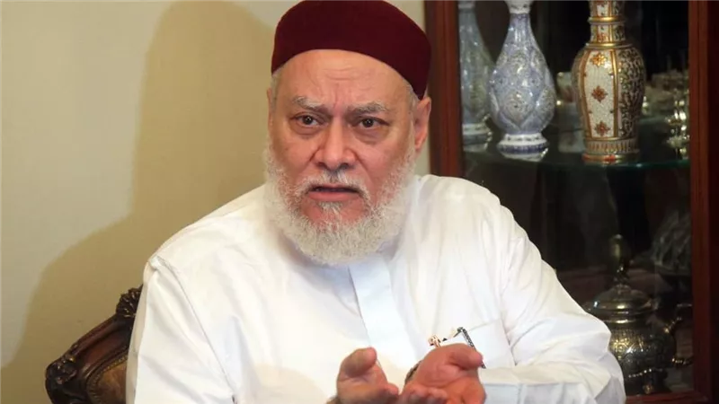 لما بتغسل وشها بتطلع اخويا حنفي.. تعليق ناري من على جمعة عن تجميل الرموش والحواجب | فيديو