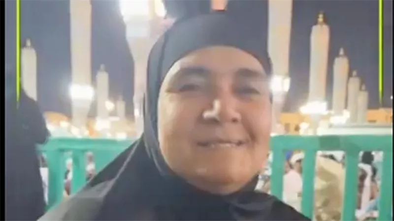 مقطع مؤثر.. معتمرة مصرية تحكي رؤيا وراء حضورها للمسجد النبوي وزوجها يبكي | فيديو