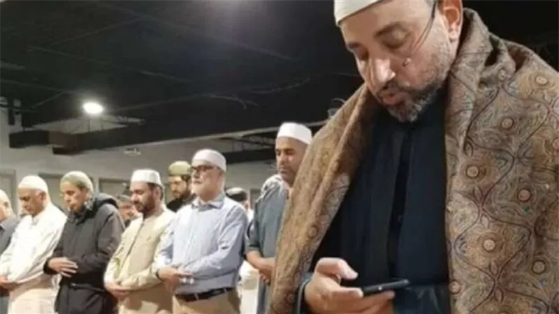 مشهد صادم وجدل كبير.. إمام مسجد يثير الجدل باستخدام الهاتف أثناء الصلاة | شاهد