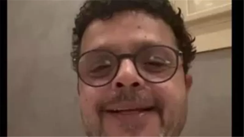 شعر كنيش ولحية غريبة.. صورة لمحمد هنيدي من المستشفى تكشف تفاصيل حالته الصحية | شاهد