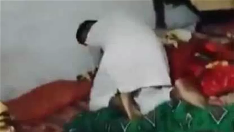 جريمة شرف بطلها أب وابن.. يقتل شقيقته وأخوه يصور الواقعة والسبب صادم