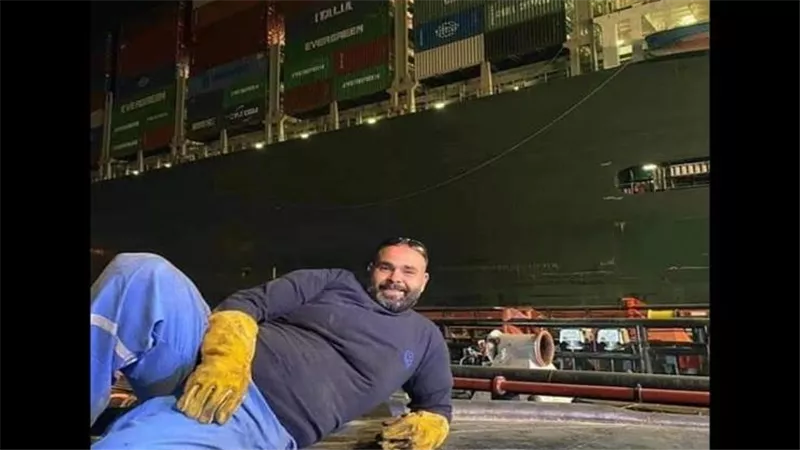 تنبأ بموته ثم أنهى حياته.. القصة الكاملة لرحيل أحمد عزت بطل تعويم السفينة إيفرجيفين