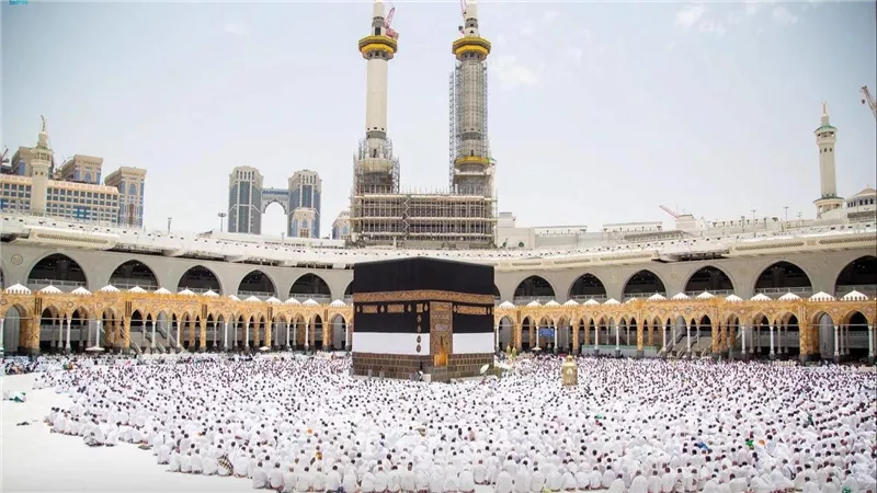 علي جمعة يجيب.. هل احصل على الصلاة المضاعفة في المسجد الحرام عبر الميتافيرس؟