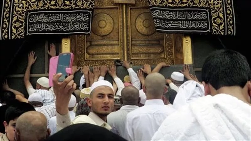 على جمعة: السيلفي واللايف في الحج والعمرة قلة أدب مع الله 