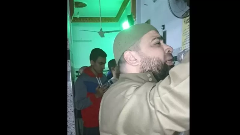 اهدى يا شيخ ماتتعفرتش.. حكاية فيديو بين مصلي وإمام مسجد في شبرا يثير ضجة | شاهد