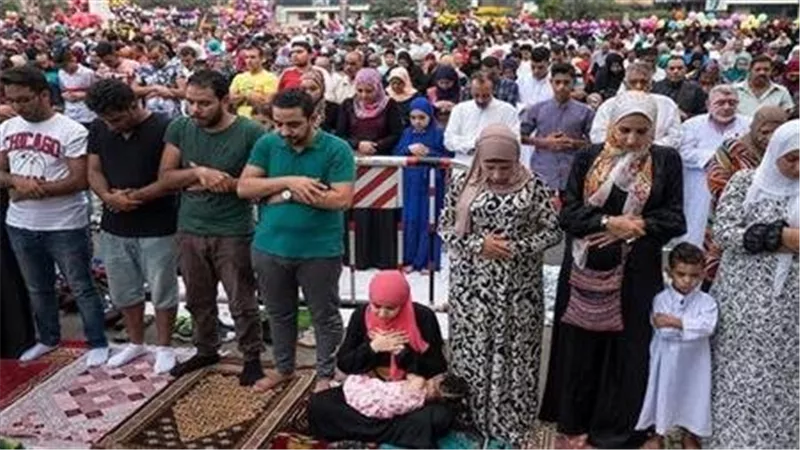 الأزهر للفتوى يجيب.. ما حكم وجود الرجال بجوار النساء في صلاة العيد؟