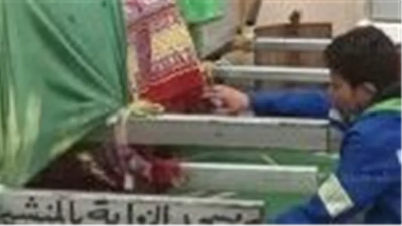 مشهد مبكي..طفل يحتضن نعش والده ووالدته وأخته أول يوم العيد قبل تشييعهم