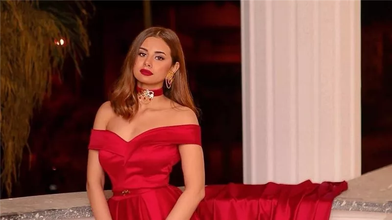 لوك جديد.. إطلالة مثيرة جديدة للفنانة منة عرفة | شاهد