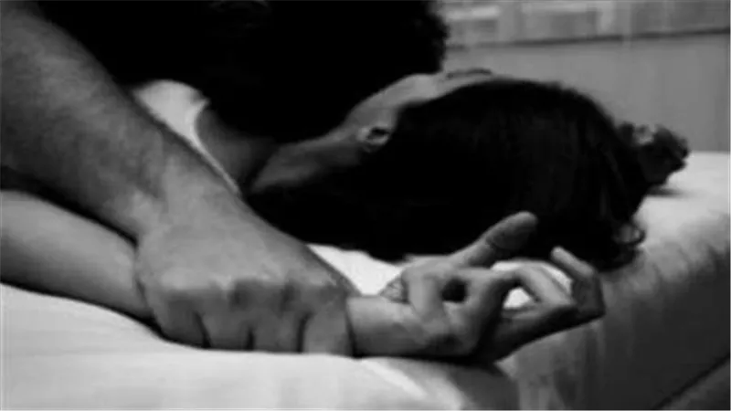 مشاجرة والدها وخطيبها كشفت السر.. القصة الكاملة لقفز فتاة من الدور السابع بسبب الأوضاع المخلة بالوراق