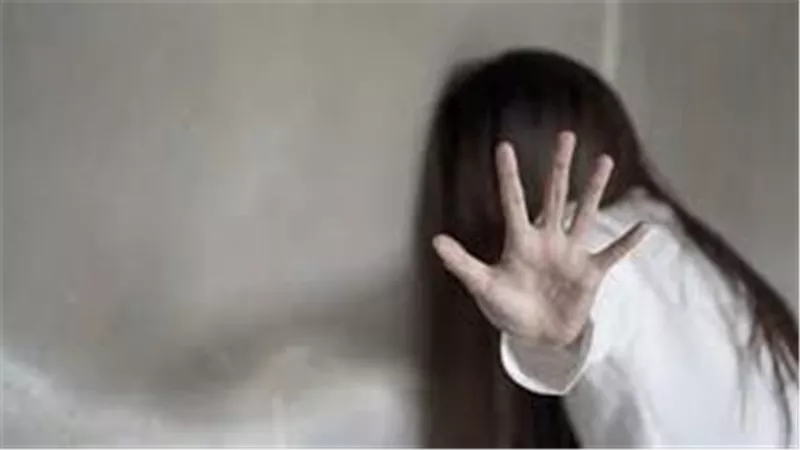 أب بلا رحمة.. سائق يجبر ابنته على ممارسة الحرام وملامسة مناطق حساسة بجسده في الجيزة