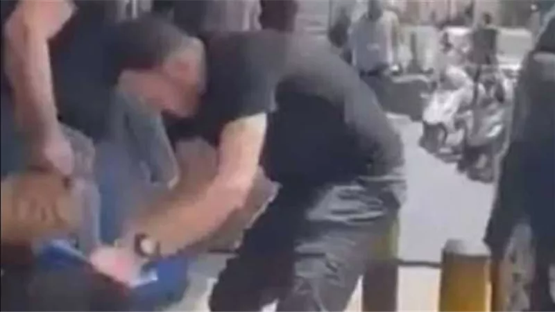 على يد زوج موكلتها.. مقطع صادم لضرب وسحل محامية أمام المحكمة بسبب دعوى طلاق | فيديو