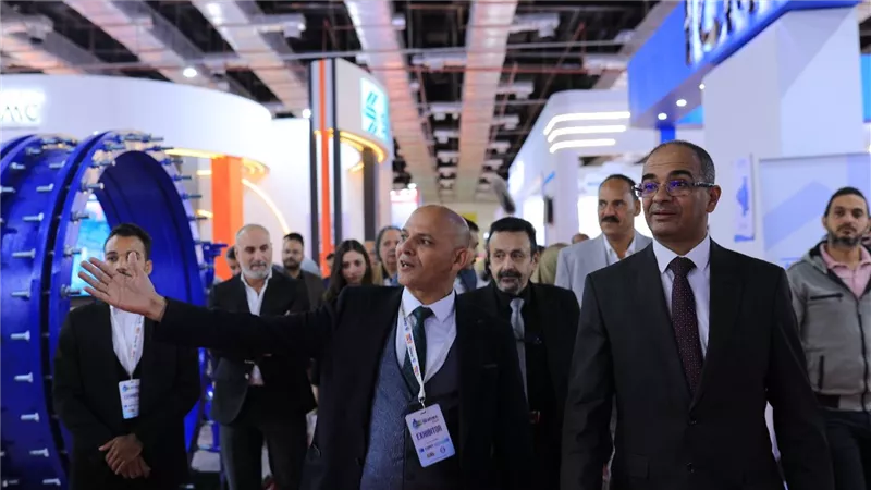 نائب وزير الاسكان يتفقد جناح «الدولية لصهر المعادن» في معرض وتريكس للبنية التحتية
