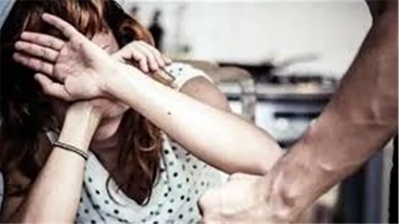 بحبها مش عايزة ترجعلي.. رجل يطعن زوجته أمام طفلتهما