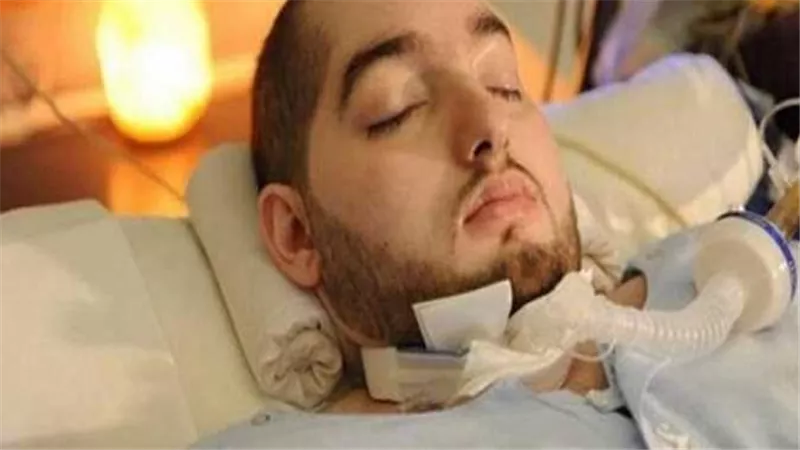 في غيبوبة منذ 2005 وأسرته متمسكة بالأمل الأخير.. آخر تطورات حالة الأمير النائم | شاهد