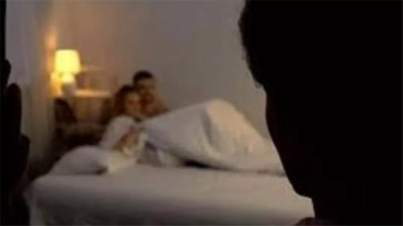 هرب من على المواسير عاريا.. تفاصيل مثيرة في ضبط سائق لزوجته في أحضان جزار بالمنيب