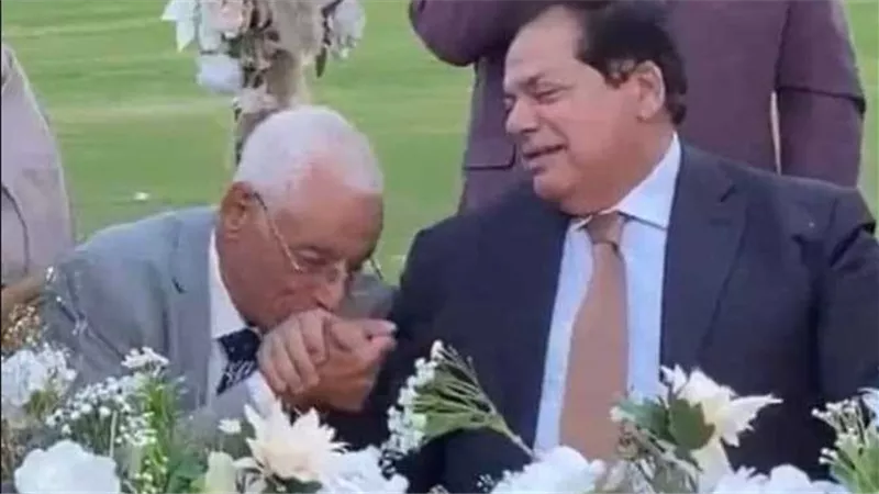 أنا حزين.. حسام موافي يكشف سبب الهجوم عليه بعد تقبيله يد محمد أبوالعينين